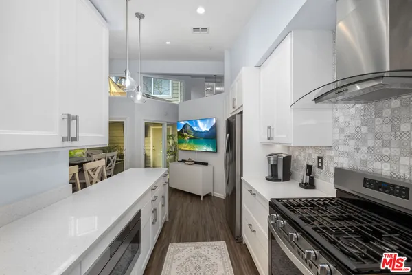 $565,000 | 11377 Osborne Place, Unit 6, Sylmar, CA 91342