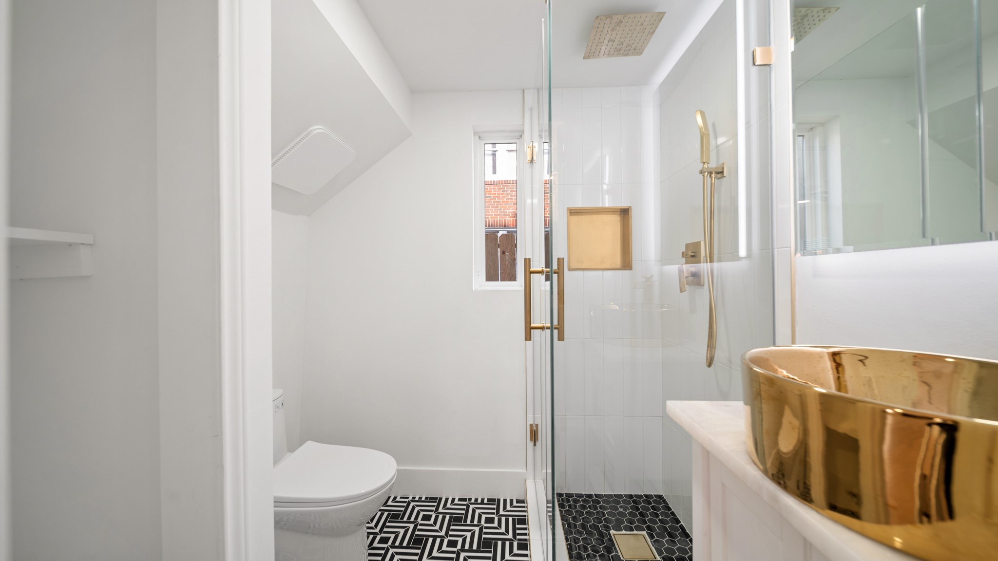 2119 Isabella Street Houston, TX 77004 - Photo 13 of 23 a bathroom with a bathtub and toilet