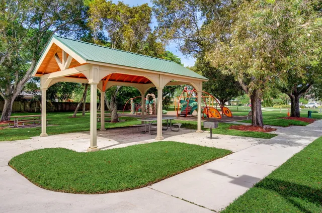 $990,000 | 7348 East Country Club Boulevard, Boca Raton, FL 33487