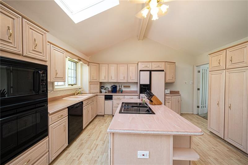 221 Baintree Road Coraopolis, PA 15108 - Photo 9 of 25 Gallery Image 9