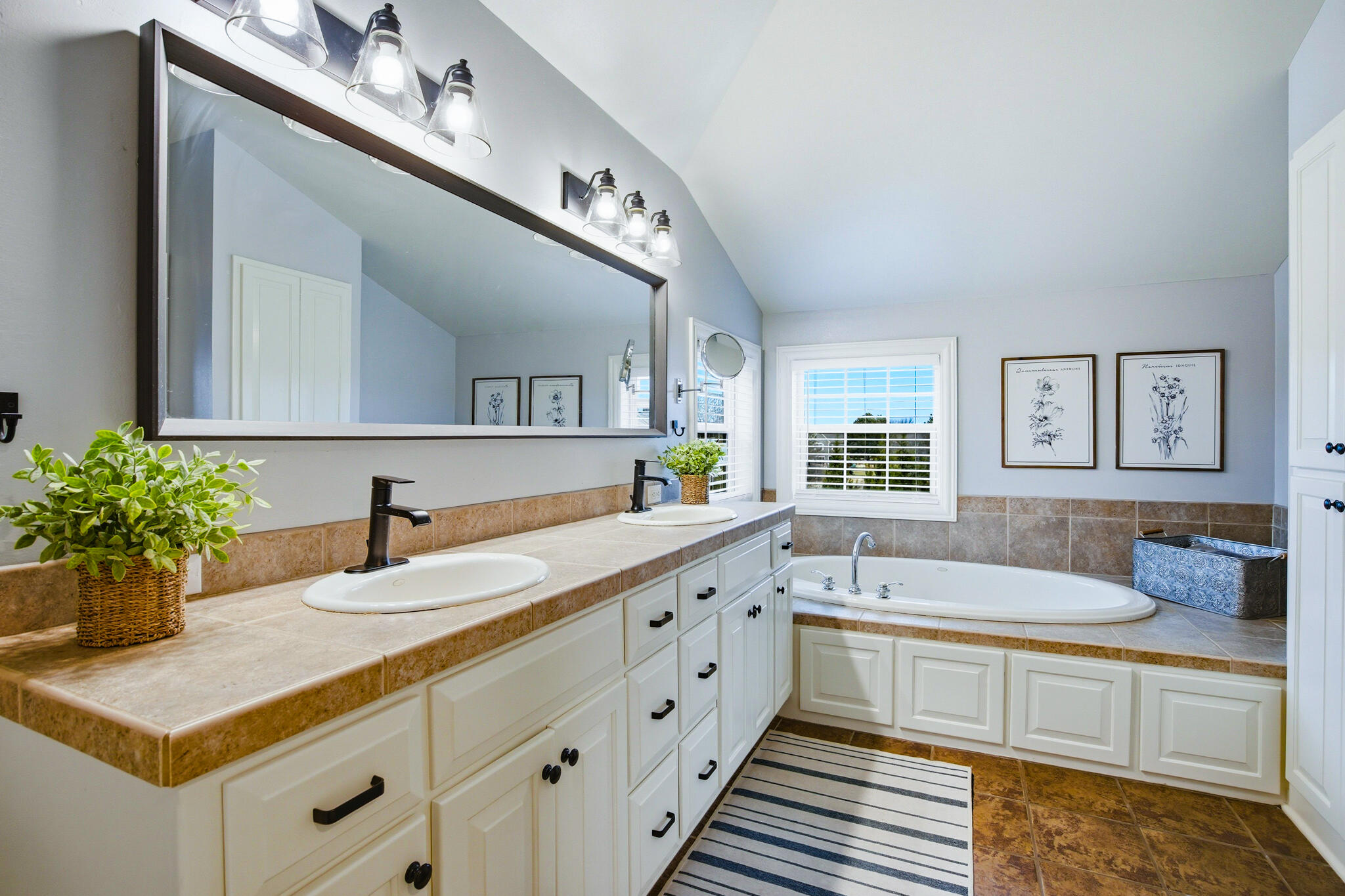 W291-n3363 Summerhill Road Delafield, WI 53072 - Photo 21 of 36 Owner's bath