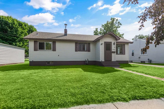 $224,900 | 2813 Minnesota Street, Marinette, WI 54143