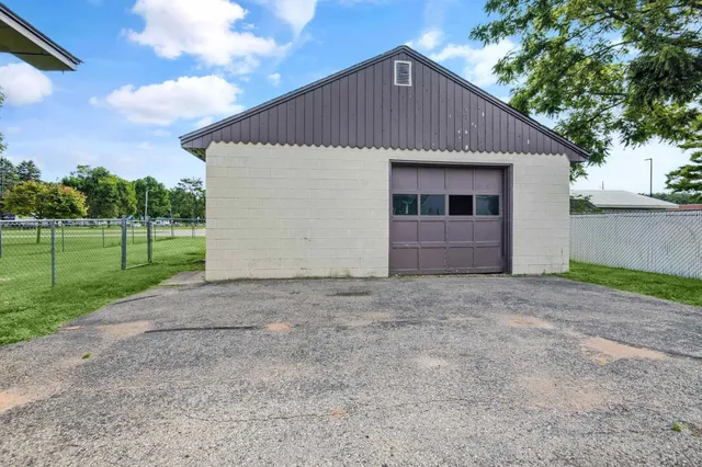 $224,900 | 2813 Minnesota Street, Marinette, WI 54143