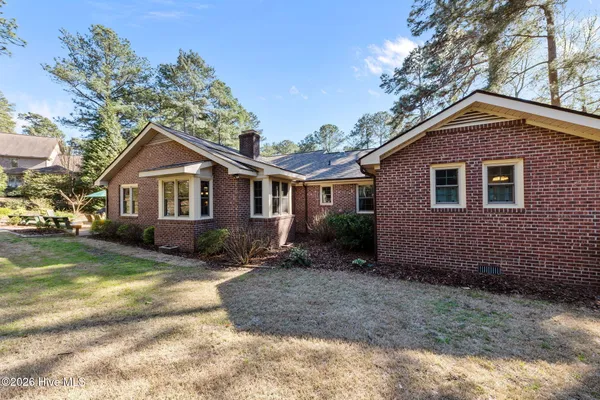 $525,000 | 205 West Hedgelawn Way, Southern Pines, NC 28387