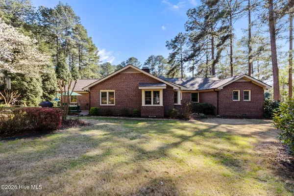 $525,000 | 205 West Hedgelawn Way, Southern Pines, NC 28387