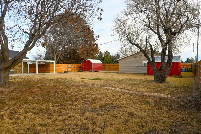 a house view with backyard space