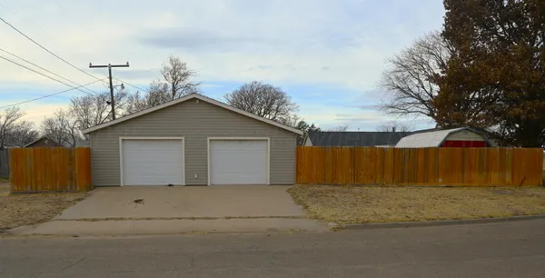 $275,000 | 606 South Railroad Avenue, Fritch, TX 79036