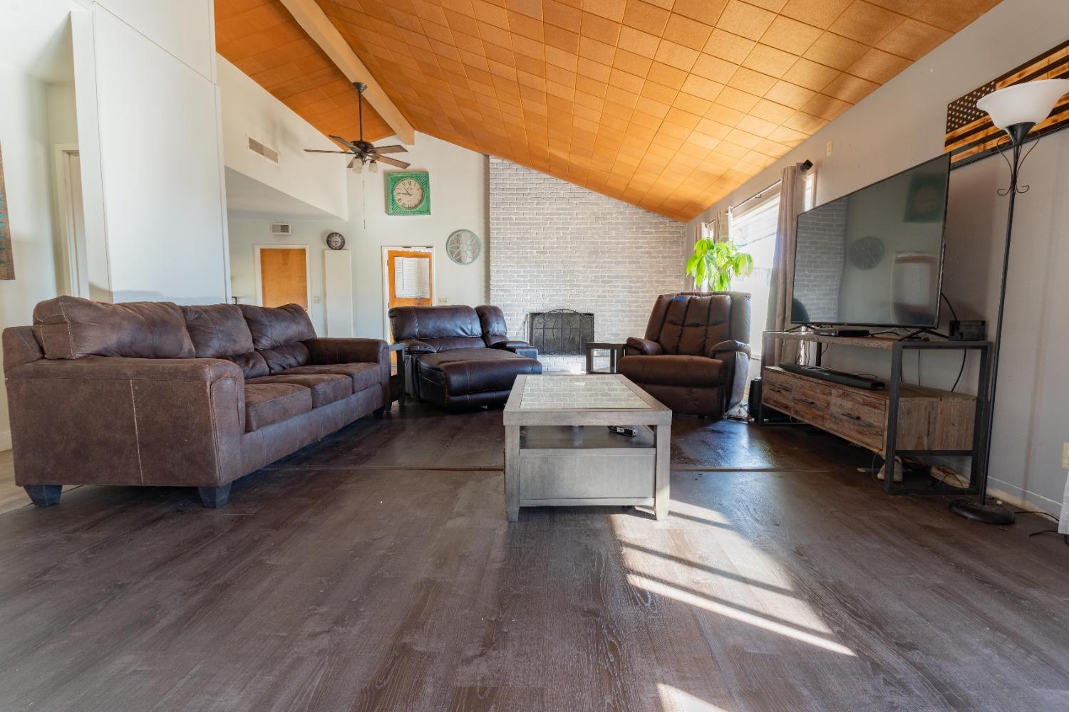 155 Elm Avenue Reedley, CA 93654 - Photo 11 of 34 Gallery Image 11