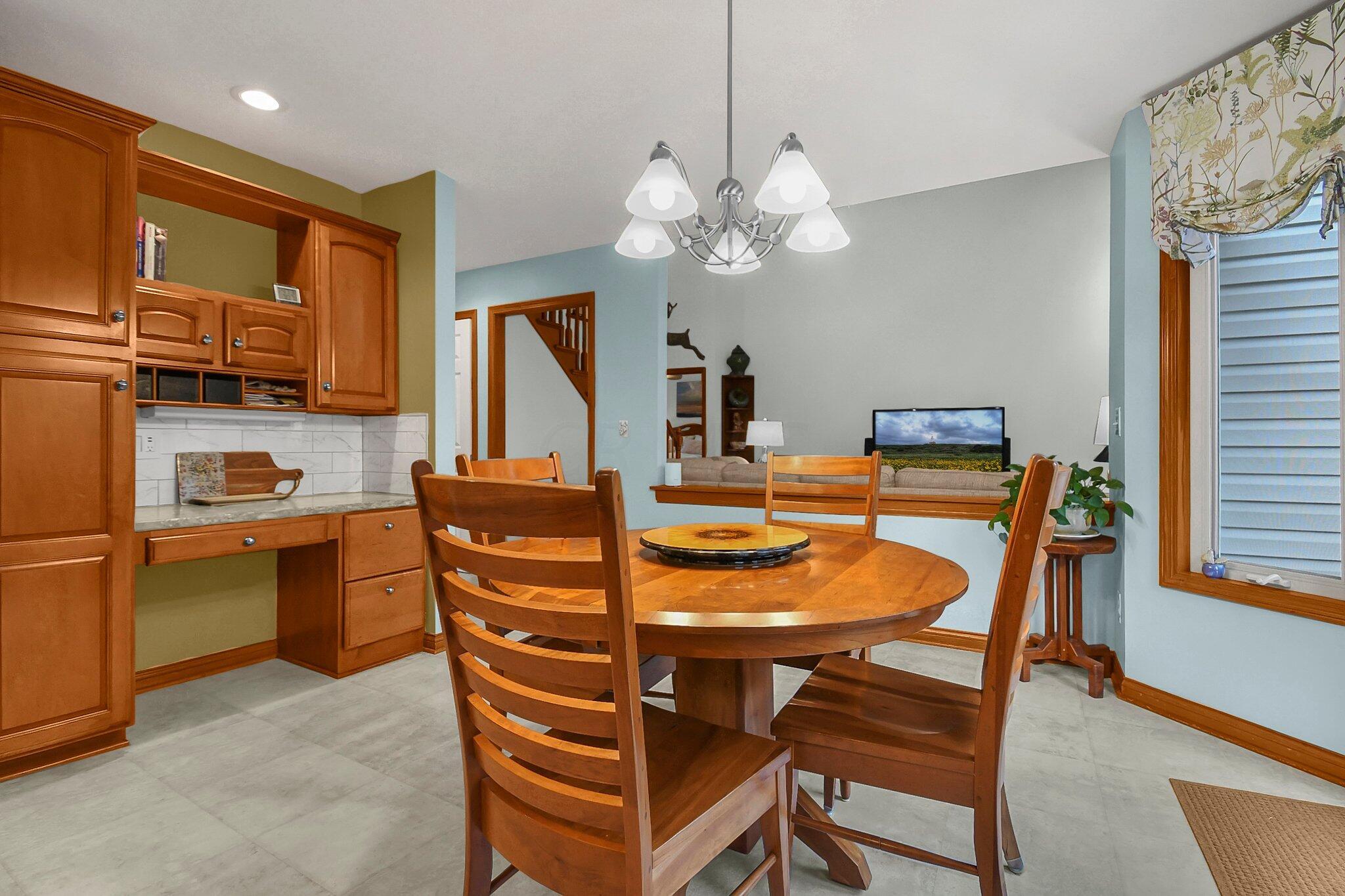 6470 York Road Southwest Pataskala, OH 43062 - Photo 10 of 55 Eat in space with desk area for daily organization