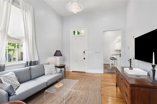 $1,950 | 6222 Laurel Street, Unit 1, New Orleans, LA 70118