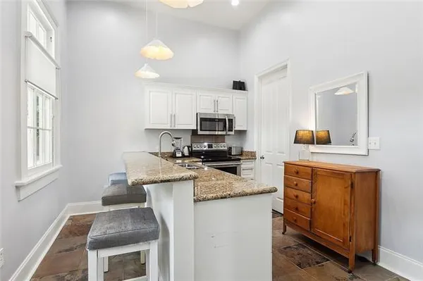 $1,950 | 6222 Laurel Street, Unit 1, New Orleans, LA 70118