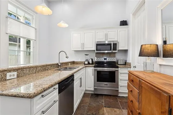 $1,950 | 6222 Laurel Street, Unit 1, New Orleans, LA 70118