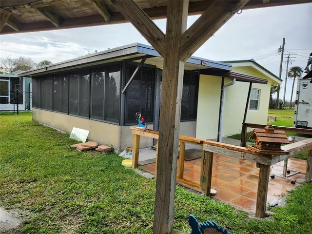 a view of a house with backyard