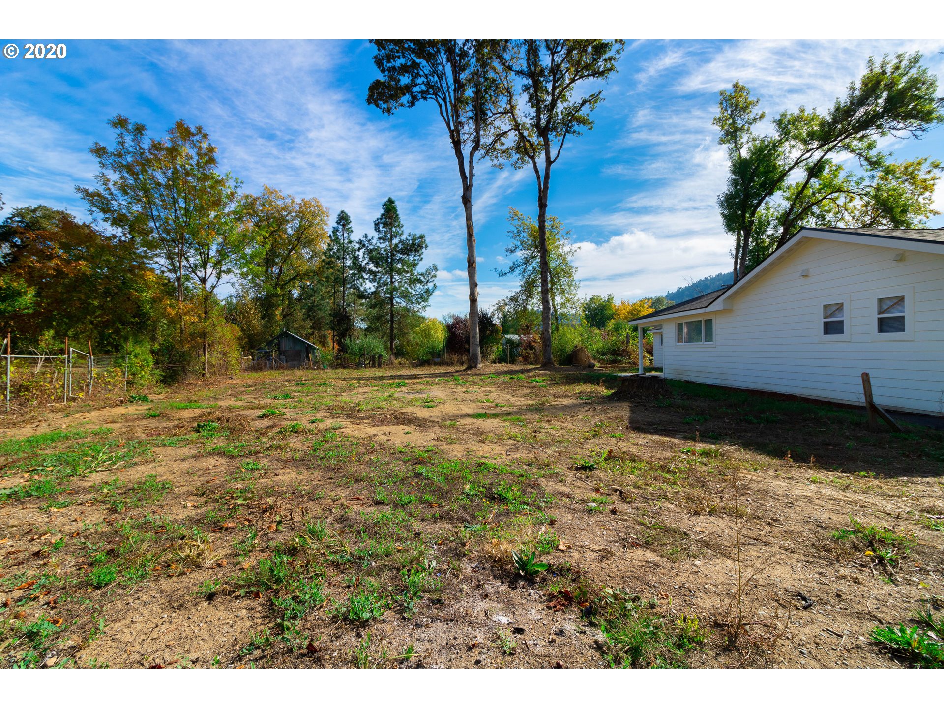 3373 Melrose Road Roseburg, OR 97471 - Photo 27 of 32 a backyard of a house