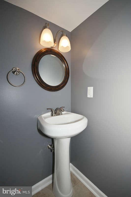637 North Woodington Road Baltimore, MD 21229 - Photo 14 of 25 Bath