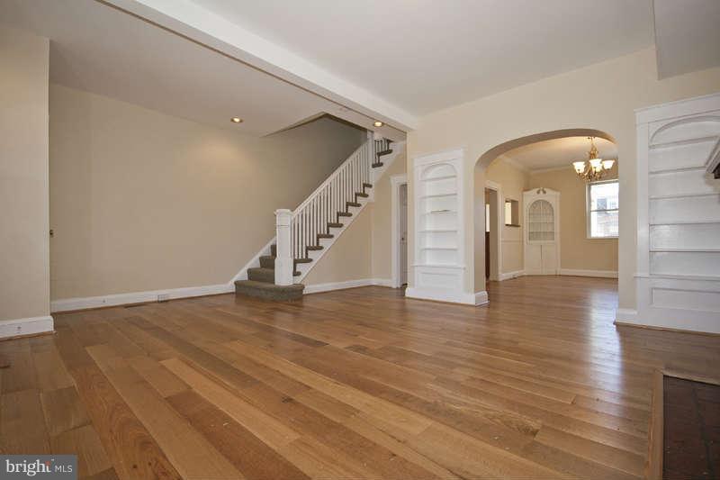 637 North Woodington Road Baltimore, MD 21229 - Photo 3 of 25 Living Room