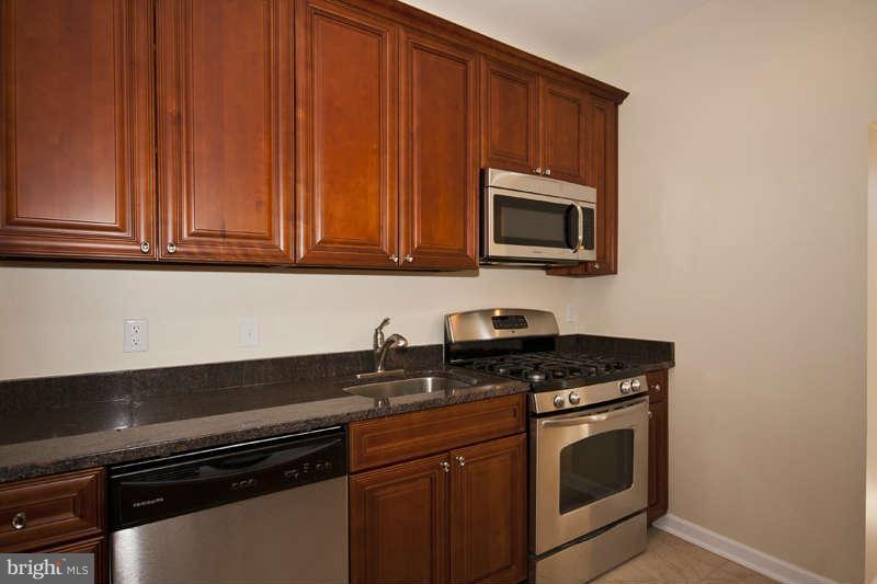637 North Woodington Road Baltimore, MD 21229 - Photo 8 of 25 Kitchen