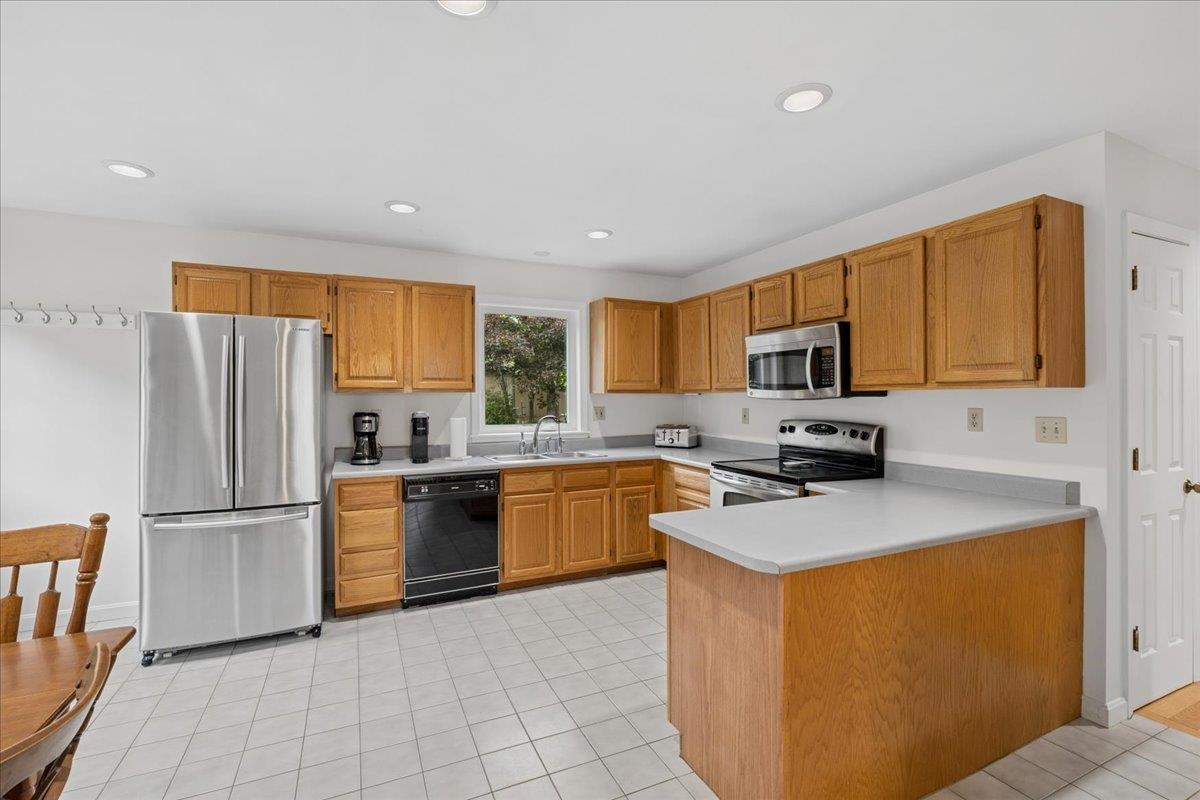 240 Sandown Road Chester, NH 03036 - Photo 8 of 41