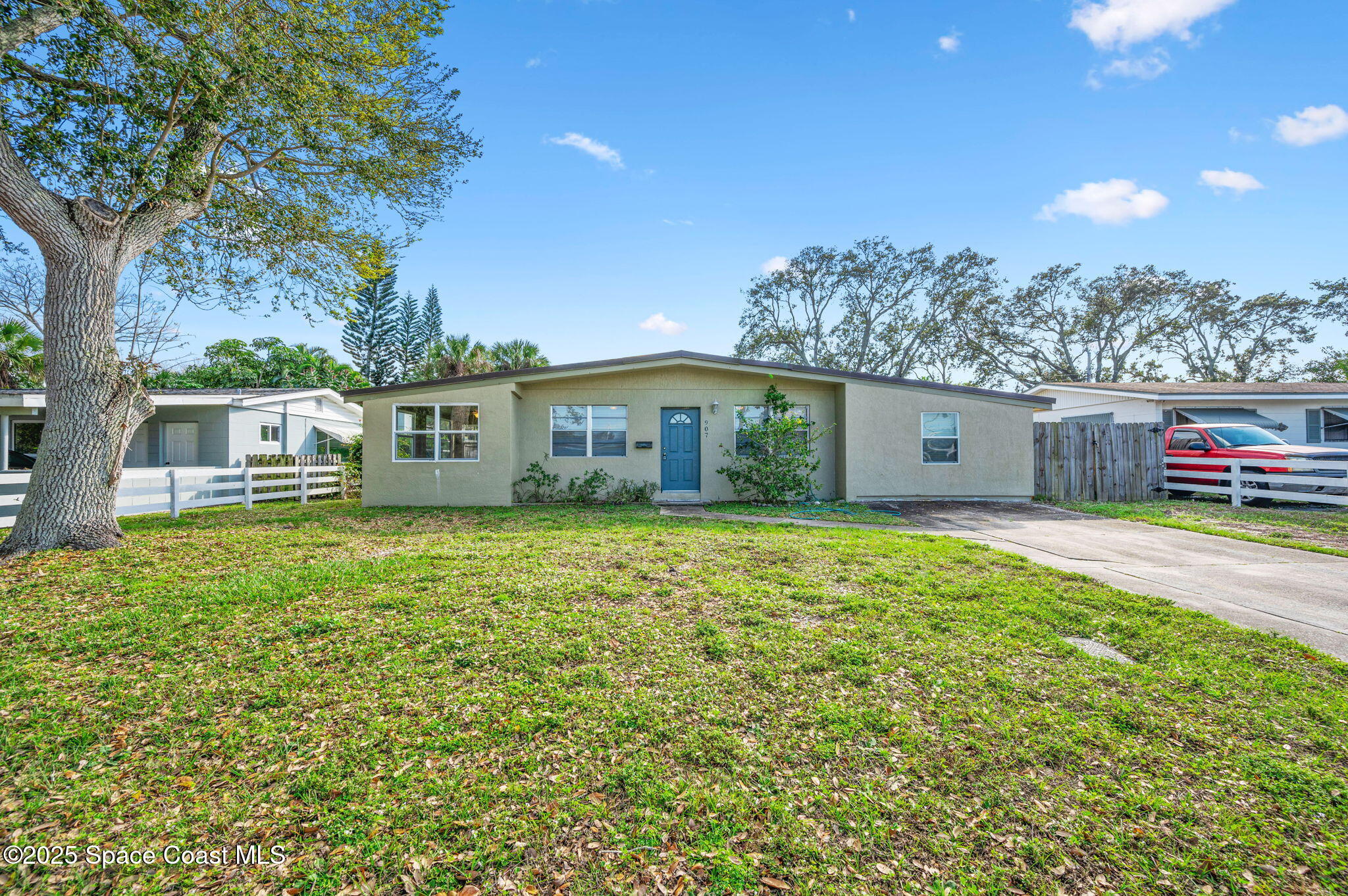 907 Espanola Way Melbourne, FL 32901 - Photo 2 of 31 a front view of a house with a garden
