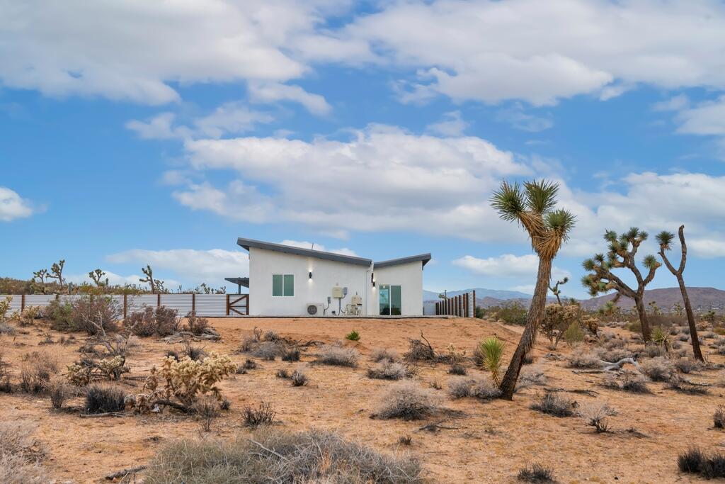 6689 Torres Avenue Joshua Tree, CA 92252 - Photo 40 of 48 a view of a large building