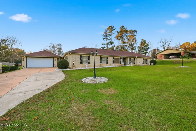 $356,000 | 206 Plantation Drive, Vicksburg, MS 39183