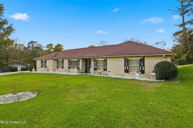 $356,000 | 206 Plantation Drive, Vicksburg, MS 39183