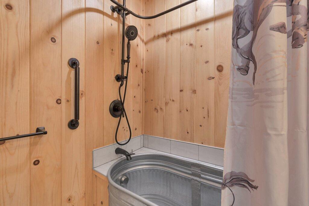 54495 South Circle Drive Idyllwild, CA 92549 - Photo 34 of 65 a bathroom with a shower