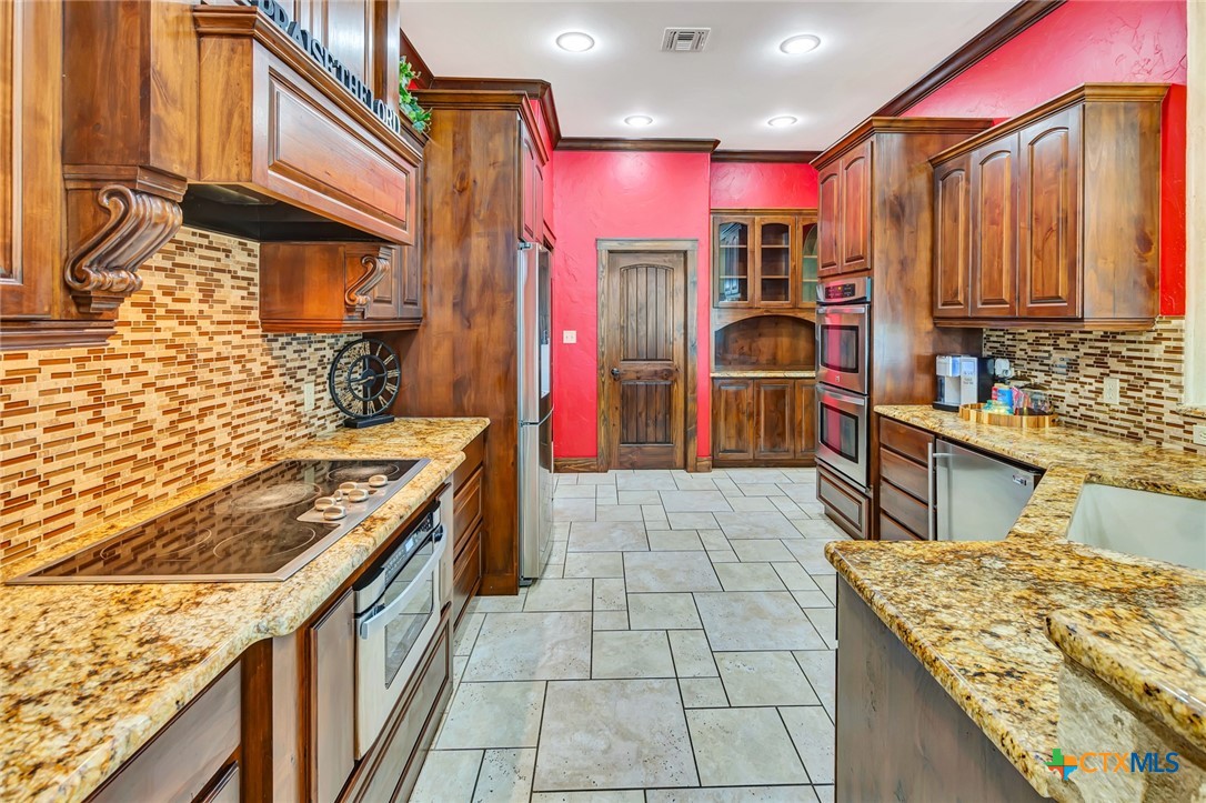 121 Spring Ridge Drive Victoria, TX 77904 - Photo 14 of 48 Main House Kitchen