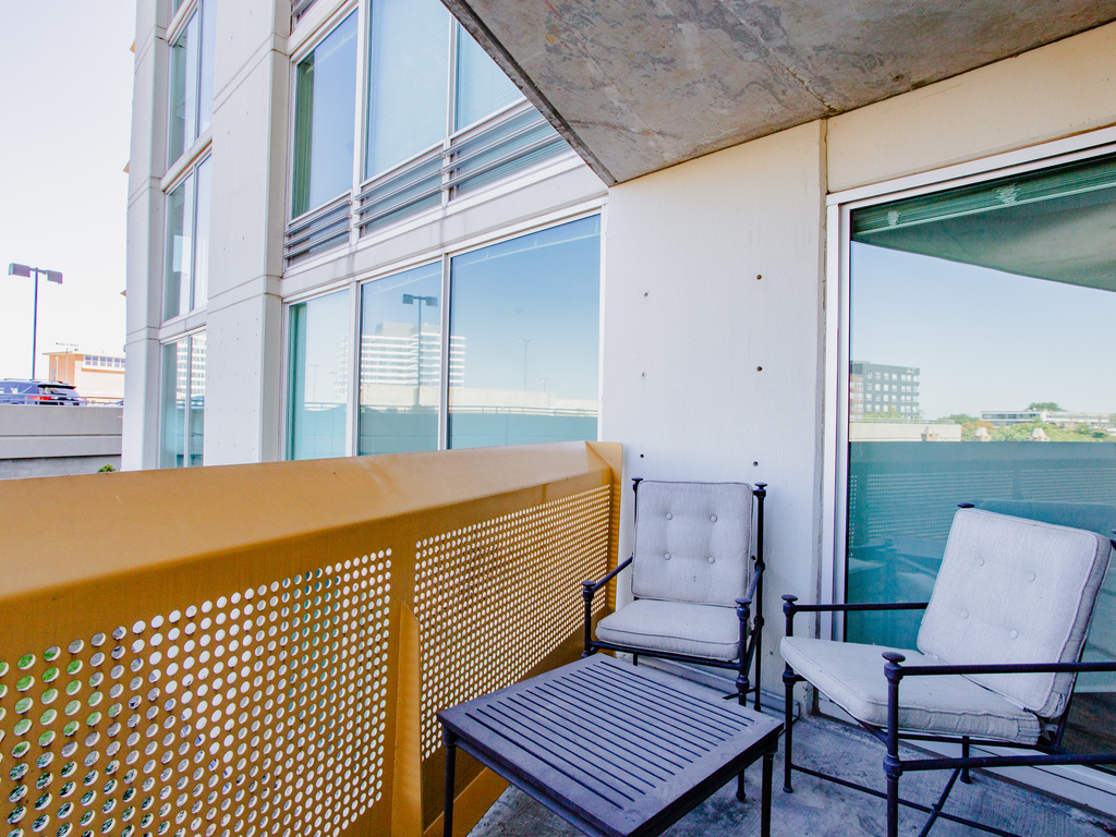 1720 Maple Avenue, Unit 660 Evanston, IL 60201 - Photo 15 of 16 a view of a balcony with chair