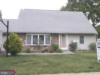 15 Harrow Road Levittown, PA 19056 - Photo 1 of 5 Gallery Image 1