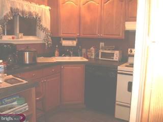 15 Harrow Road Levittown, PA 19056 - Photo 3 of 5 Gallery Image 3