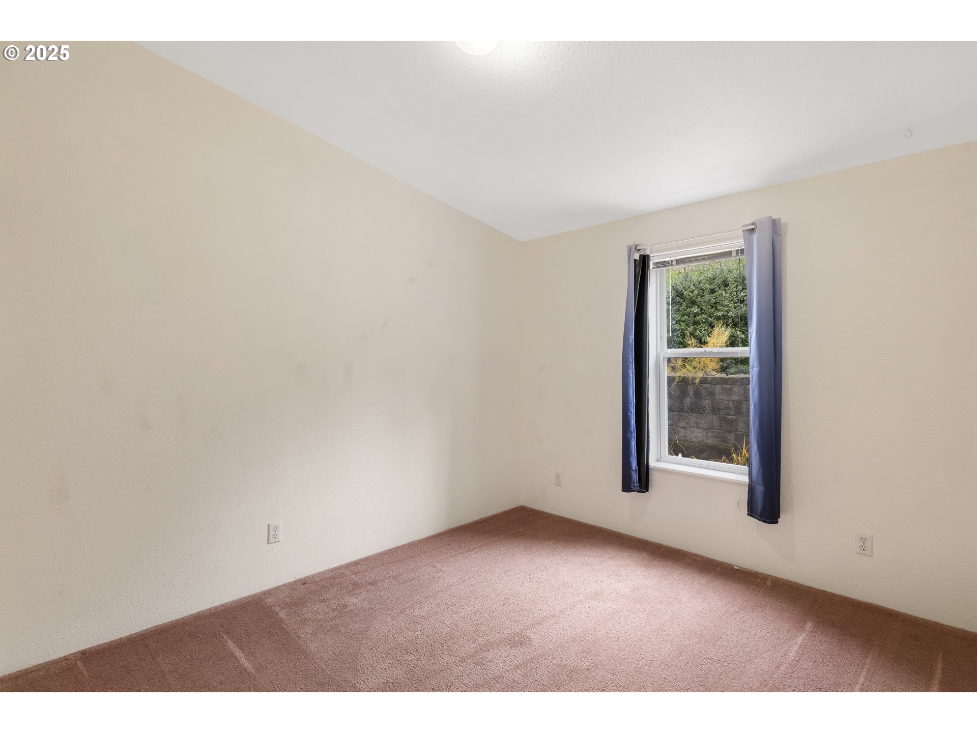 1115 China Garden Road Kalama, WA 98625 - Photo 28 of 40 an empty room with windows