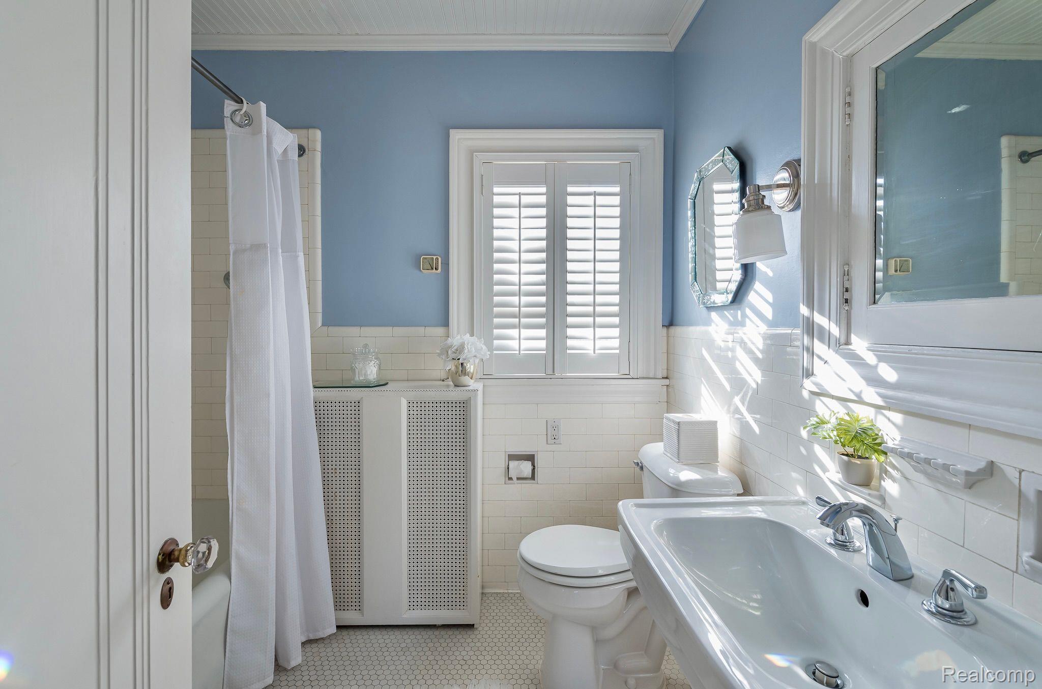 680 Rivenoak Street Birmingham, MI 48009 - Photo 18 of 31 2nd Floor Bath With Pristine Vintage Tile
