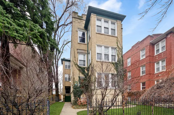 $394,000 | 4910 North Spaulding Avenue, Unit 1E, Chicago, IL 60625