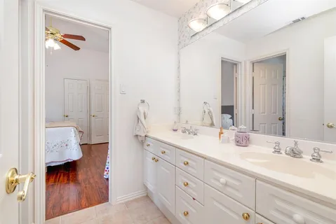 a en suite bathroom with a double vanity sink and mirror