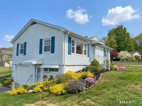 $299,900 | 8 Teddy Lane, Norwich, CT 06360
