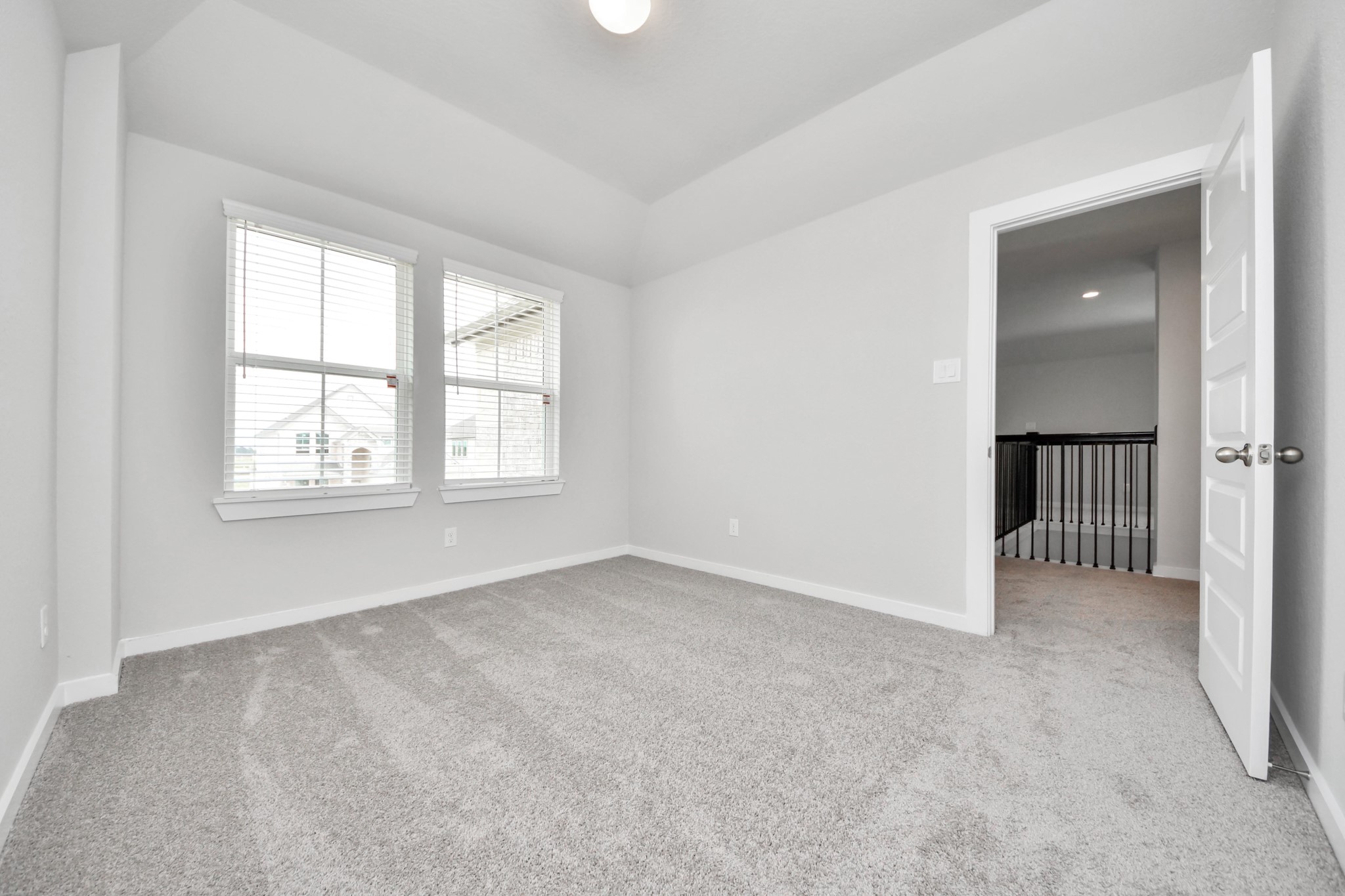 11122 Tulip Rdg Trail Houston, TX 77044 - Photo 31 of 34 an empty room with windows
