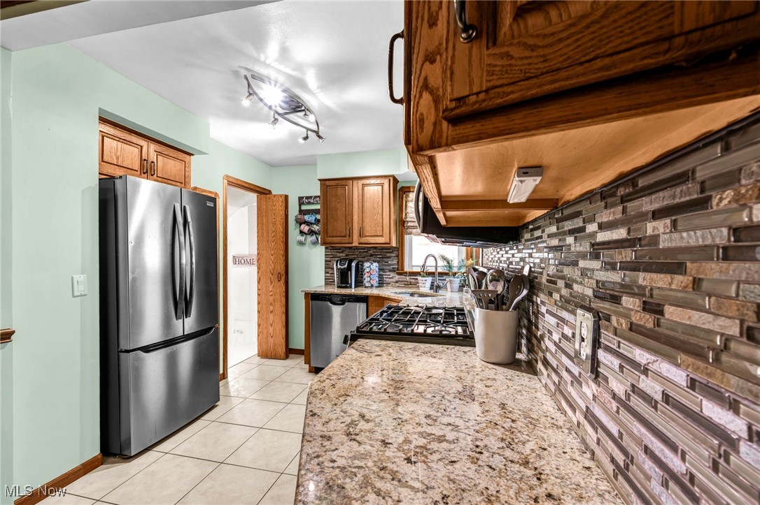 6467 Stanbury Road Parma, OH 44129 - Photo 9 of 32