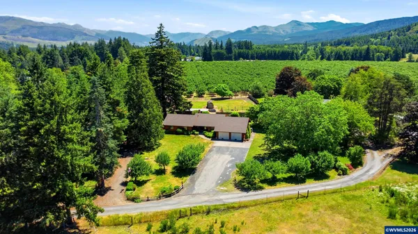 $639,000 | 588 Southeast Kingwood Avenue, Mill City, OR 97360