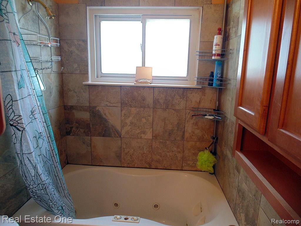 8043 Pardee Road Taylor, MI 48180 - Photo 12 of 27 DSC00986Pardee 8043 MLS.jpg