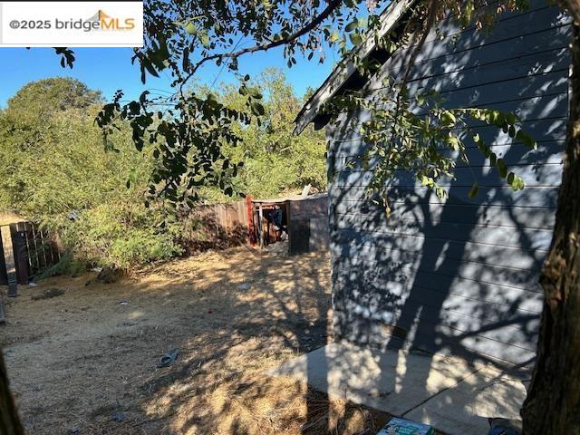 24 Mountain View Avenue Bay Point, CA 94565 - Photo 2 of 4 a backyard of a house with lots of green space