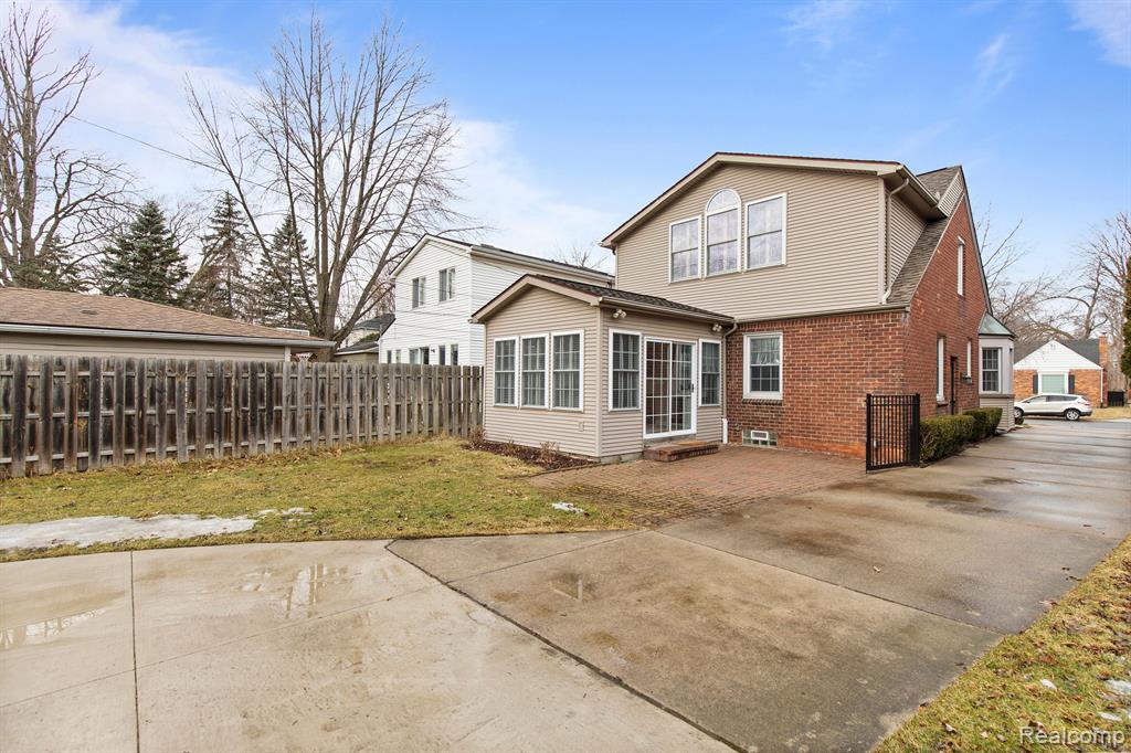 1395 Roslyn Road Grosse Pointe Woods, MI 48236 - Photo 40 of 43