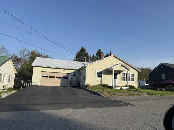 $169,900 | 52 Birch Street, East Millinocket, ME 04430