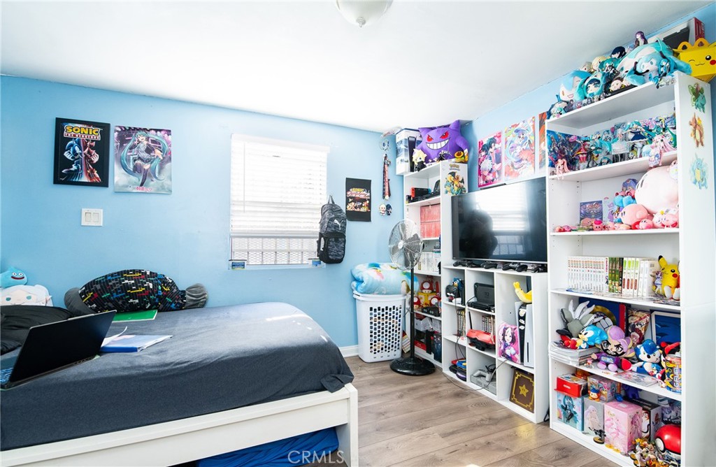 2121 East Shauer Street Compton, CA 90222 - Photo 28 of 30 a bedroom with a bed a flat screen tv and a window