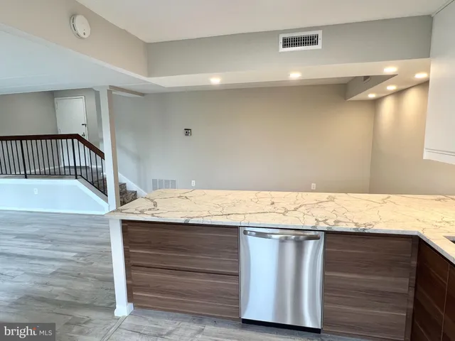 $2,500 | 118 Roberts Lane, Unit 300, Alexandria, VA 22314