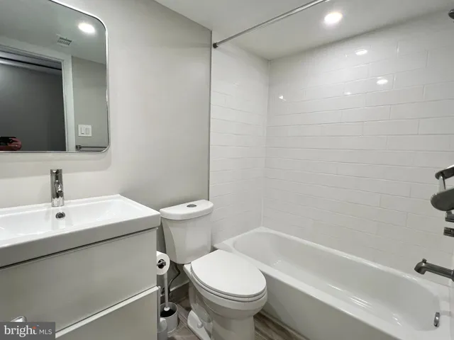 $2,500 | 118 Roberts Lane, Unit 300, Alexandria, VA 22314