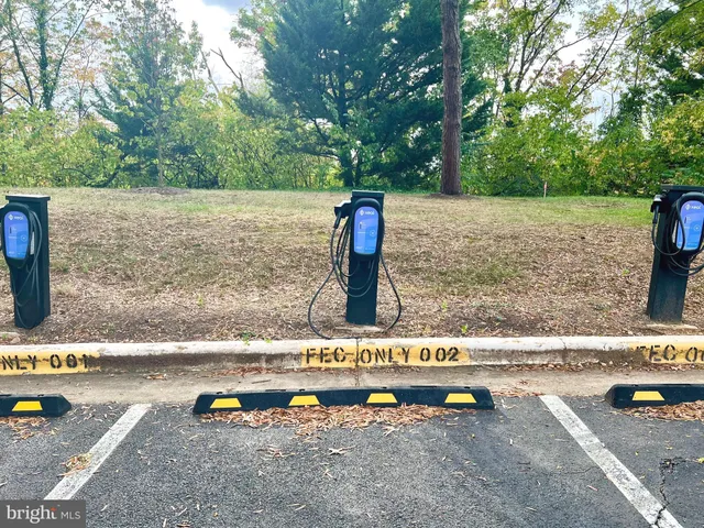 $2,500 | 118 Roberts Lane, Unit 300, Alexandria, VA 22314