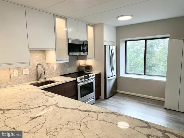 $2,500 | 118 Roberts Lane, Unit 300, Alexandria, VA 22314