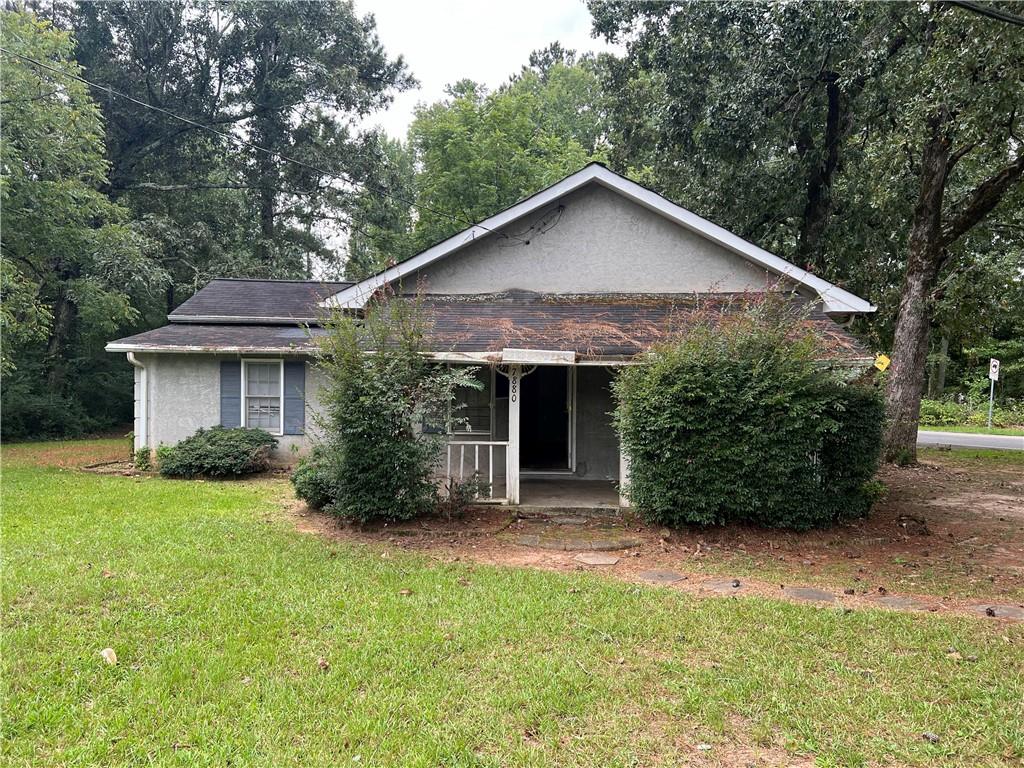 a view of a house with backyard and garden