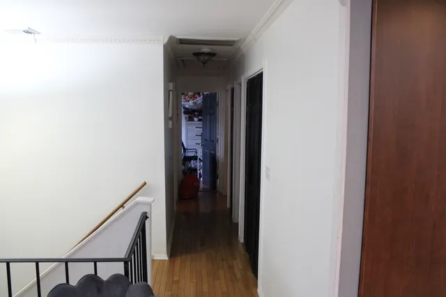 a way to rooms with wooden floor